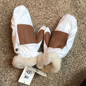 Brand new - UGG Mittens
